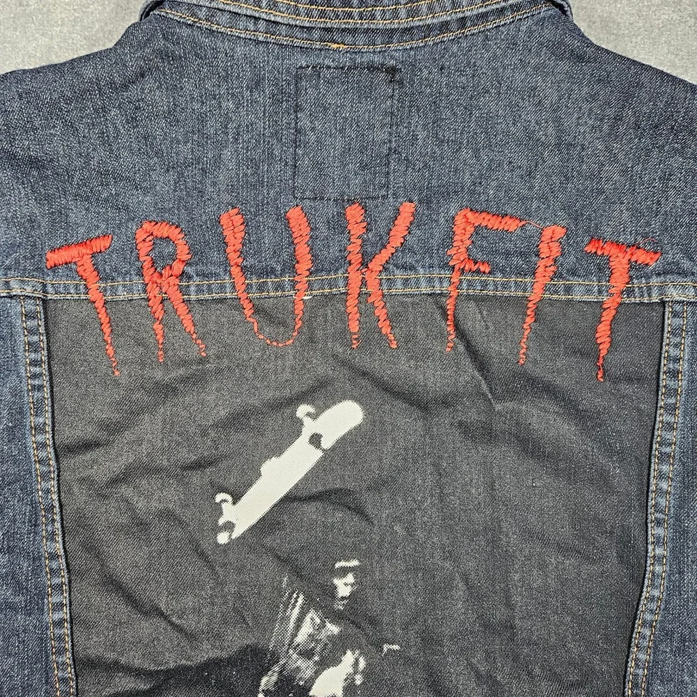 Trukfit Mens 2XL Studded Denim Vest Dark Wash Skateboarder Graphic Back Print - Picture 4 of 5